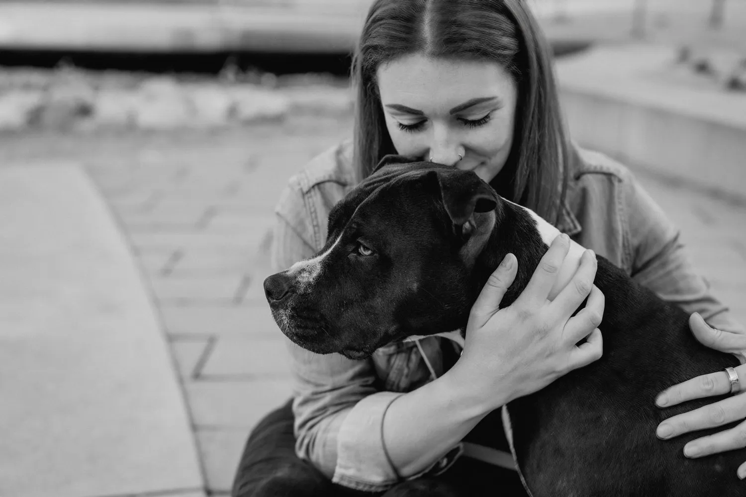 Ich sitze auf einer Bank und umarme meinen Hund